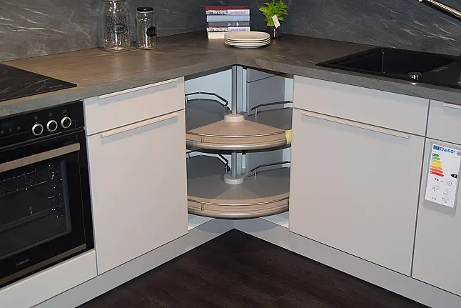 moderne L-Küche in Steingrau
