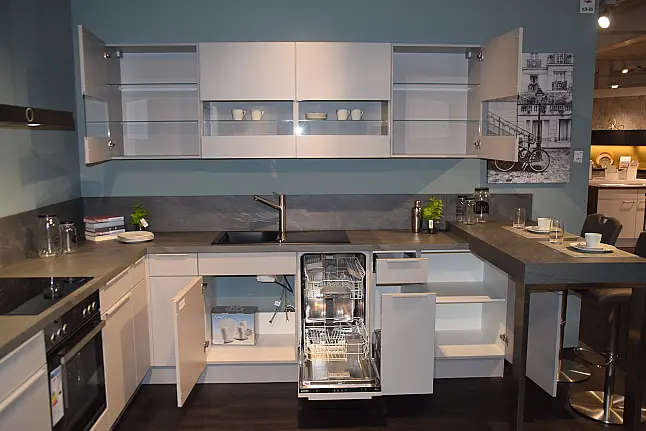 moderne L-Küche in Steingrau