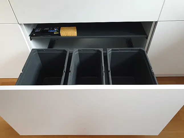 Küche mit Keramikarbeitsplatte
