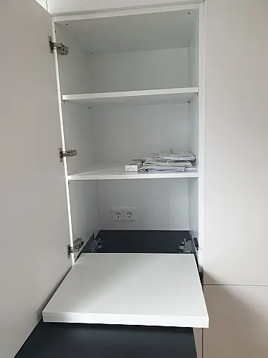 Küche mit Keramikarbeitsplatte