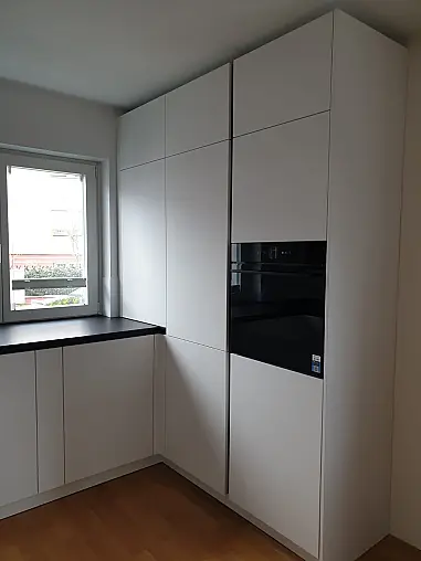 Küche mit Keramikarbeitsplatte