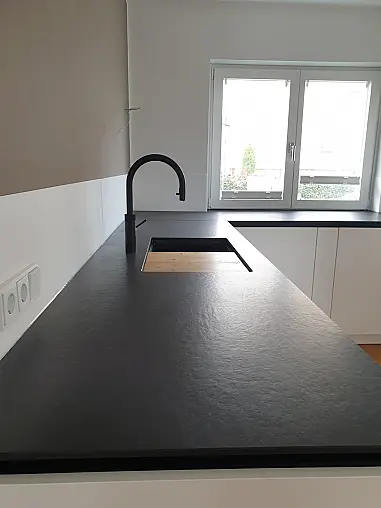 Küche mit Keramikarbeitsplatte
