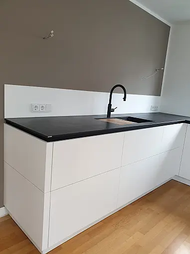 Küche mit Keramikarbeitsplatte