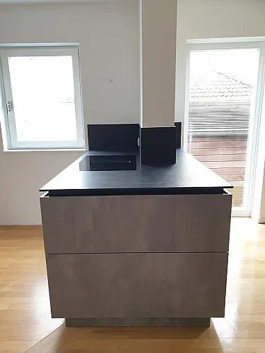 Küche mit Keramikarbeitsplatte