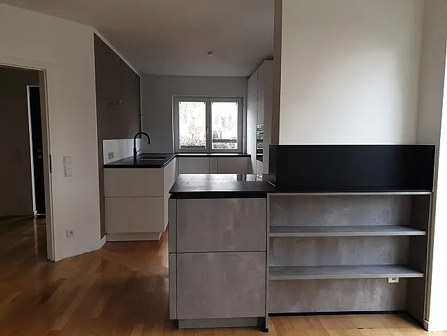 Küche mit Keramikarbeitsplatte