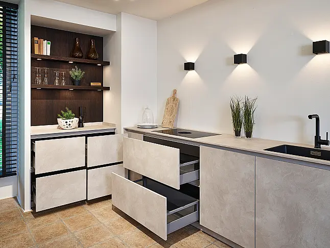 Koje 126 KL: Sandfarbene Küche mit Hochschrank und Nische in dunkler Eiche