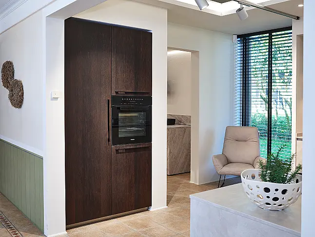 Koje 126 KL: Sandfarbene Küche mit Hochschrank und Nische in dunkler Eiche