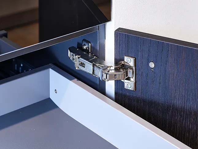 Koje 126 KL: Sandfarbene Küche mit Hochschrank und Nische in dunkler Eiche