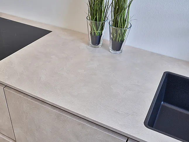 Koje 126 KL: Sandfarbene Küche mit Hochschrank und Nische in dunkler Eiche