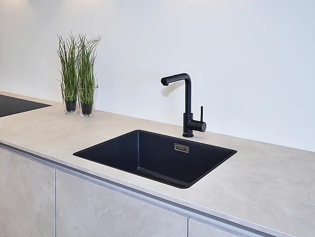 Koje 126 KL: Zandkleurige keuken met hoge kast en nis in donker eiken