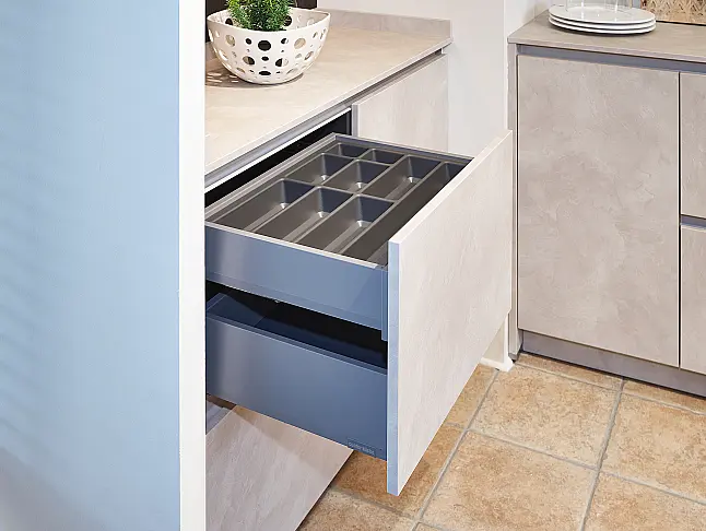 Koje 126 KL: Zandkleurige keuken met hoge kast en nis in donker eiken