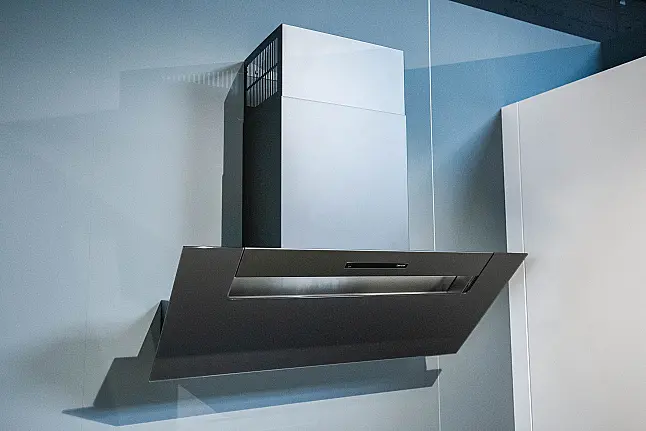 Moderne Küche mit Quarzstein-Arbeitsplatte, eleganten matten Fronten, viel Stauraum und Sitzgelegenheit
