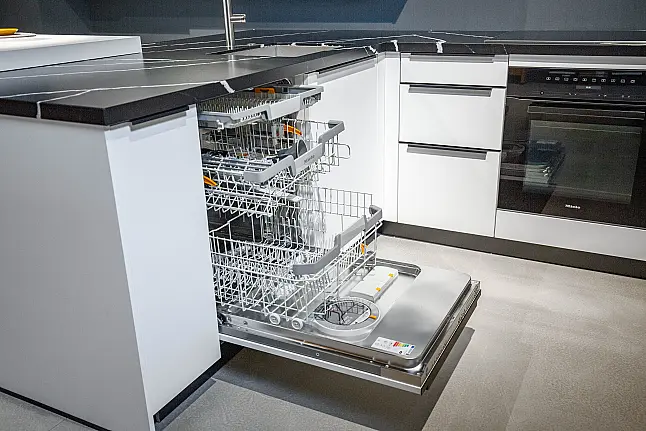 Moderne Küche mit Quarzstein-Arbeitsplatte, eleganten matten Fronten, viel Stauraum und Sitzgelegenheit