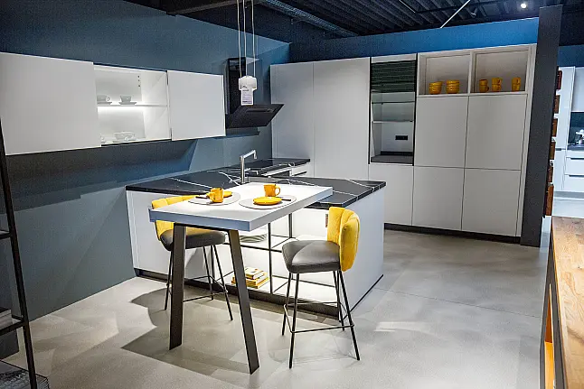 Moderne Küche mit Quarzstein-Arbeitsplatte, eleganten matten Fronten, viel Stauraum und Sitzgelegenheit