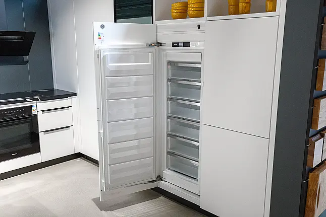 Moderne Küche mit Quarzstein-Arbeitsplatte, eleganten matten Fronten, viel Stauraum und Sitzgelegenheit