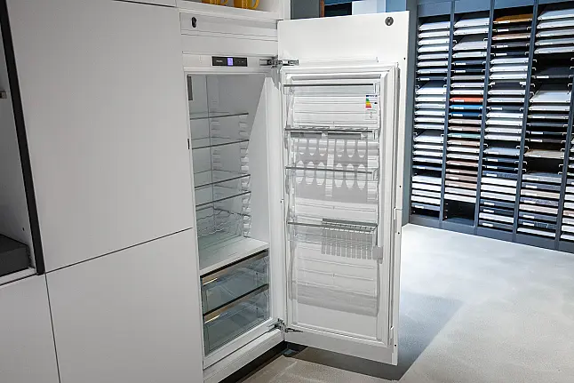 Moderne Küche mit Quarzstein-Arbeitsplatte, eleganten matten Fronten, viel Stauraum und Sitzgelegenheit