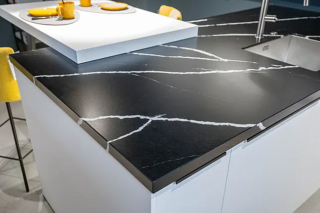 Moderne Küche mit Quarzstein-Arbeitsplatte, eleganten matten Fronten, viel Stauraum und Sitzgelegenheit