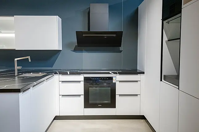 Moderne Küche mit Quarzstein-Arbeitsplatte, eleganten matten Fronten, viel Stauraum und Sitzgelegenheit