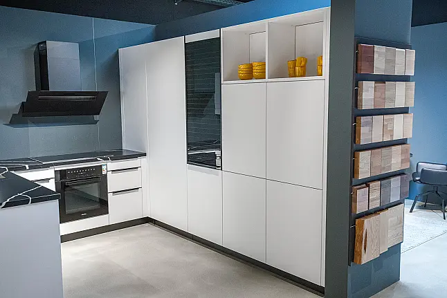 Moderne Küche mit Quarzstein-Arbeitsplatte, eleganten matten Fronten, viel Stauraum und Sitzgelegenheit