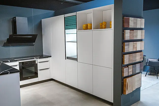 Moderne Küche mit Quarzstein-Arbeitsplatte, eleganten matten Fronten, viel Stauraum und Sitzgelegenheit