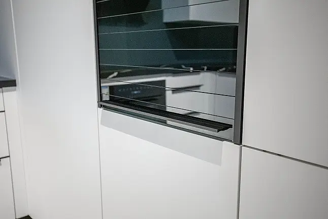 Moderne Küche mit Quarzstein-Arbeitsplatte, eleganten matten Fronten, viel Stauraum und Sitzgelegenheit