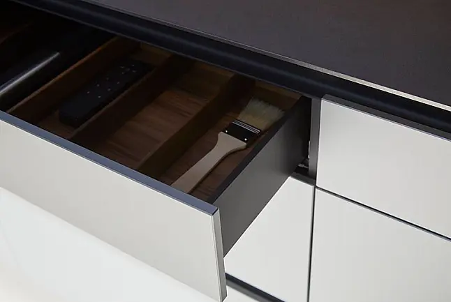 Wohnlich geplante Insel durch hinterleuchtetes Echtholz Aufsatzregal an Paneelwand, gekonnt in Szene gesetzt durch Materialmix