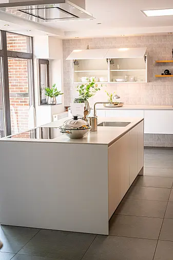 Edle Design Inselküche mit Gaggenau Elektrogeräten &amp; Silestone Arbeitsplatte