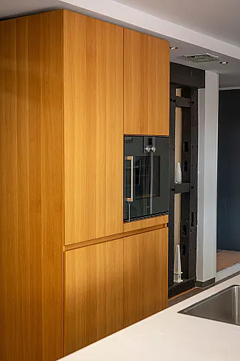 Edle Design Inselküche mit Gaggenau Elektrogeräten &amp; Silestone Arbeitsplatte