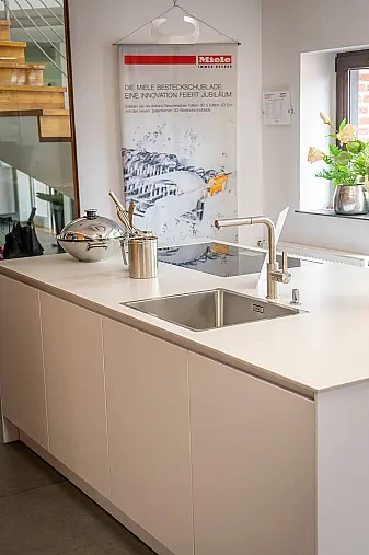 Edle Design Inselküche mit Gaggenau Elektrogeräten &amp; Silestone Arbeitsplatte