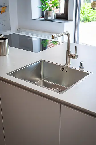 Edle Design Inselküche mit Gaggenau Elektrogeräten &amp; Silestone Arbeitsplatte
