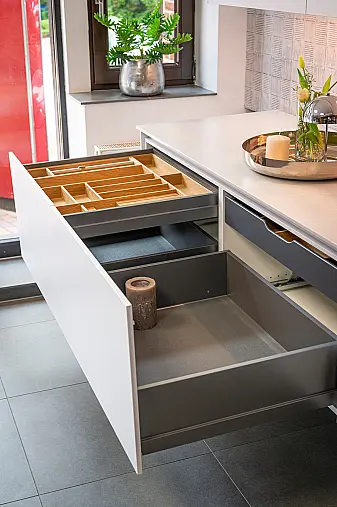 Edle Design Inselküche mit Gaggenau Elektrogeräten &amp; Silestone Arbeitsplatte