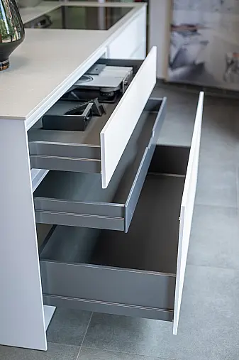 Edle Design Inselküche mit Gaggenau Elektrogeräten &amp; Silestone Arbeitsplatte