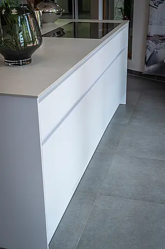 Edle Design Inselküche mit Gaggenau Elektrogeräten &amp; Silestone Arbeitsplatte