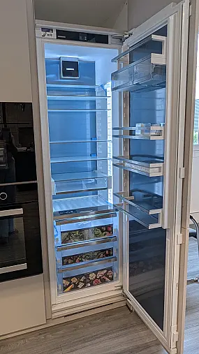 Moderne zeitlose Küche mit Kochinsel