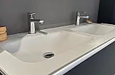 zwei Waschbecken mit je einer chrom Armatur