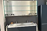 Spiegelschrank geöffnet