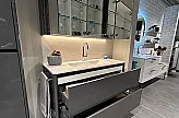 Auszüge unter dem Waschtisch und der Spiegelschrank geöffnet