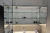 Spiegelschrank geöffnet