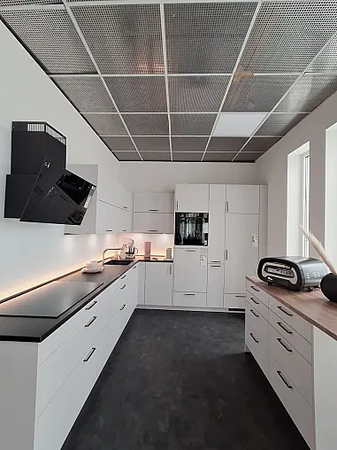 Moderne Küche mit Granit-Arbeitsplatte