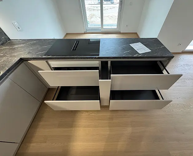 Moderne U-Küche mit Arbeitsplatte in Marmor Teramo Nachbildung