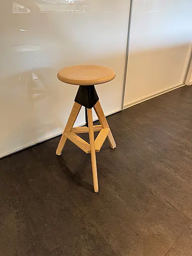 Drehbare Hocker.  Höhenverstellbar. Material: Gestell aus massiver Buche naturfarben oder lackiert; Verbindungsgelement und Schraube aus Polypropylen mit Glasfaser verstärkt.