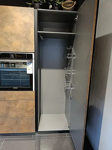 moderne Einbauküche mit Hochschränken