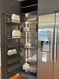 Moderne Küche mit matter Echtlack Rahmenfront und furnierter Eichenfront in Carbon MK09