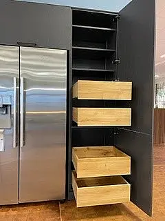 Moderne Küche mit matter Echtlack Rahmenfront und furnierter Eichenfront in Carbon MK09