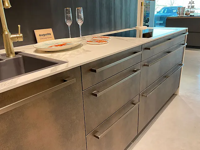elegante Küche mit Keramik und Messing