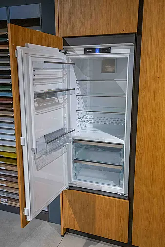 Elegante Küche mit großzügiger Massivholzarbeitsplatte und vielen Extras
