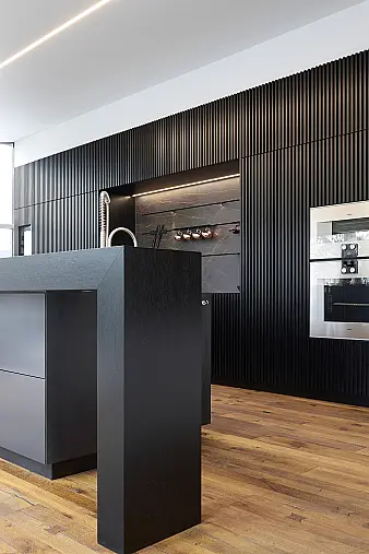 Designerküche Schwarzstahl massiv/Lamelle