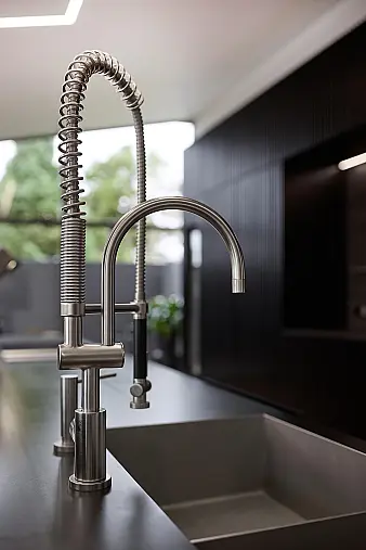Designerküche Schwarzstahl massiv/Lamelle