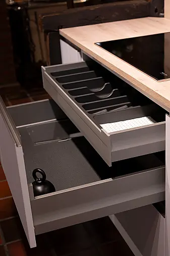 Grifflose Designerküche mit Hochglanzfronten und Miele Geräten