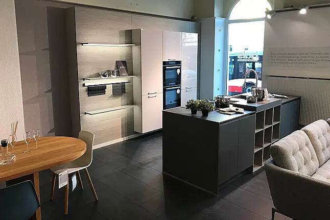 Luxuriöse Hochglanzküche in Lavagrau mit funktionaler Kücheninsel